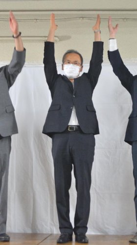 船橋市長選で３選を決め、陣営関係者と万歳に臨む松戸徹氏＝２０日夜、船橋市本町
