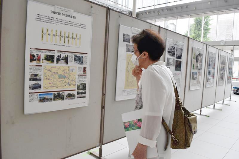 空襲や戦災からの復興の様子を伝える写真パネル展＝千葉市中央区のきぼーる