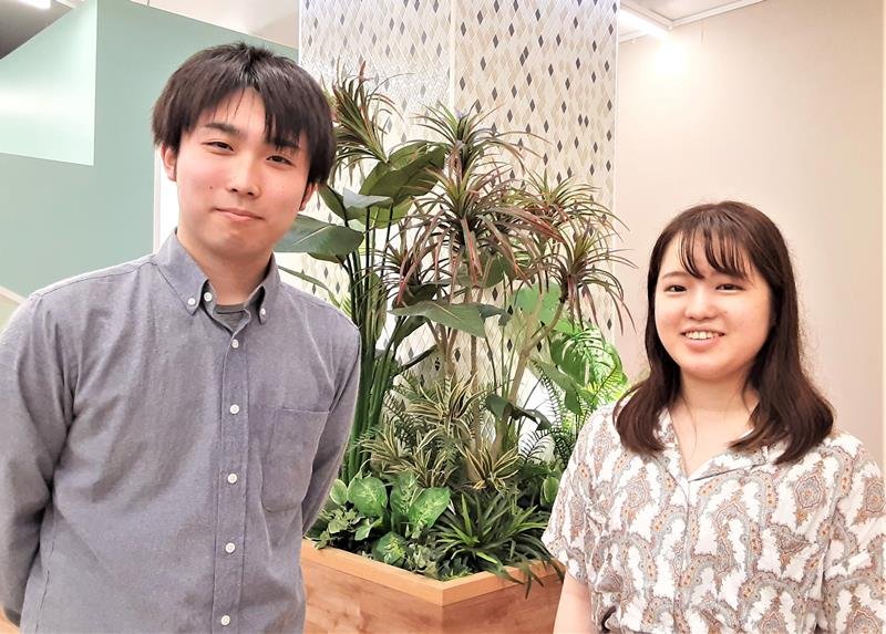 ロゴを制作した瀧口さん（右）とウェブ制作チームの玉井さん