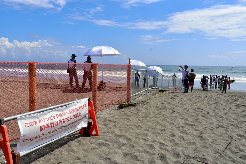 「少しでも五輪見られれば」　サーフィン会場南隣の海岸に人々集う　双眼鏡で”観戦”も　千葉・いすみ