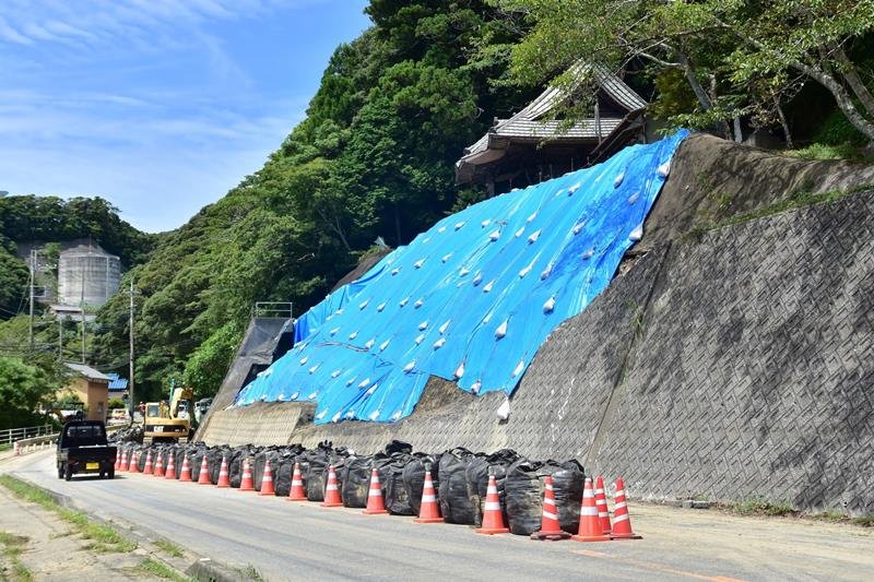 片側交互通行が可能になった国道２９７号＝１１日午後、勝浦市芳賀
