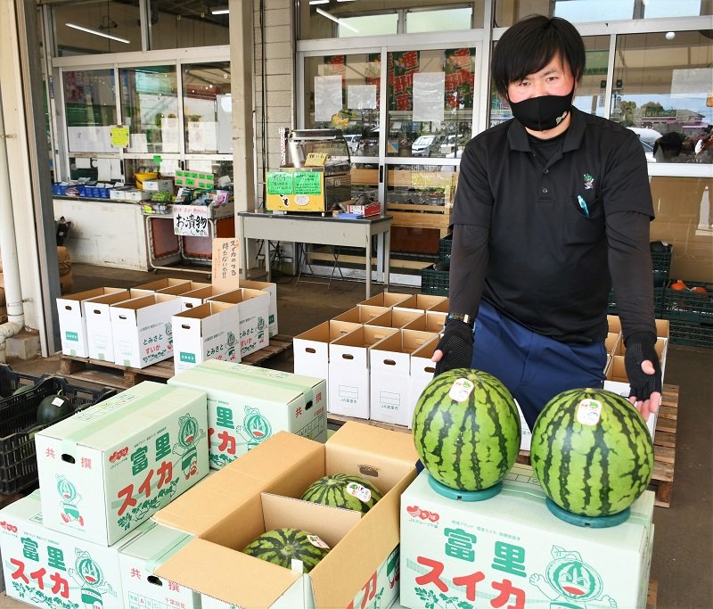 通常より遅い時期に出荷される秋作スイカが店頭に並んだ＝富里市