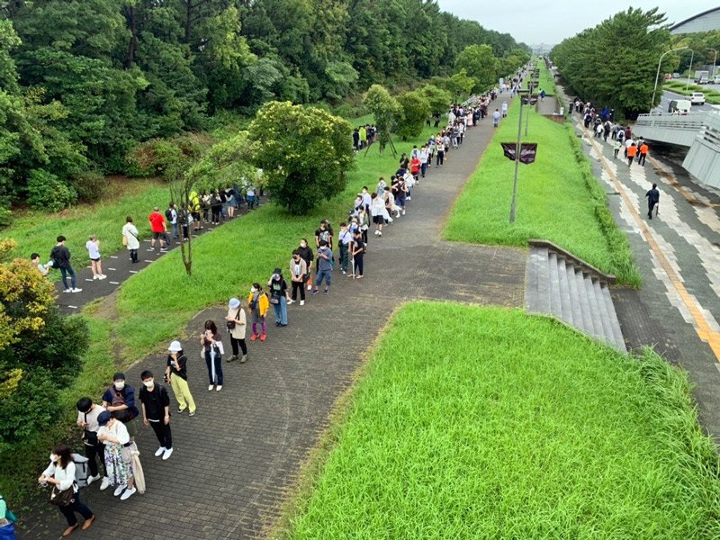 音楽フェスティバル「スーパーソニック」への入場を待つ人たち＝１８日午前、千葉市美浜区