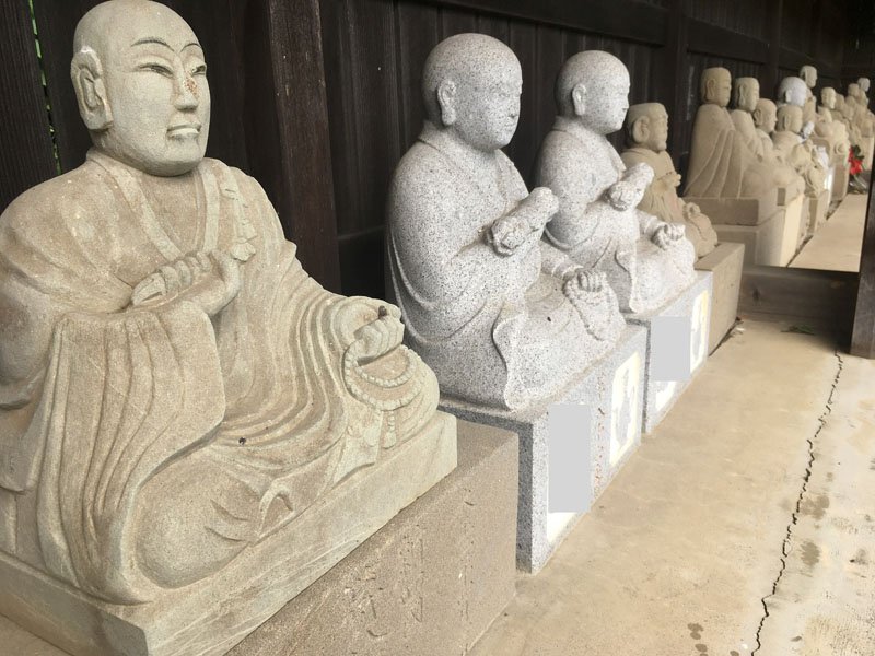 有志が復元した利根運河大師堂に並ぶ大師像（利根運河交流館提供）