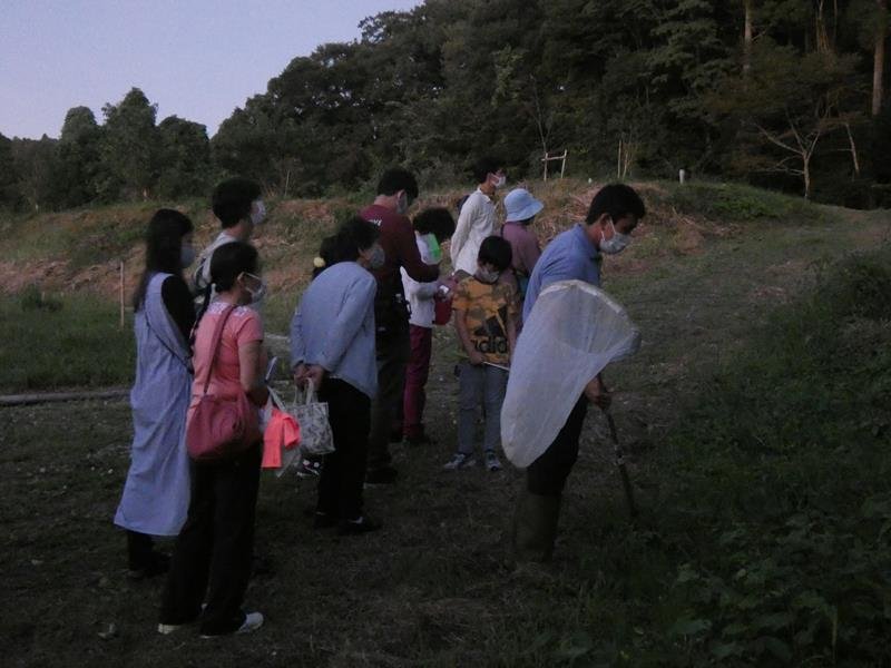 虫の音の聞き分けを楽しんだ「虫聴き」＝長南町の森の墓苑
