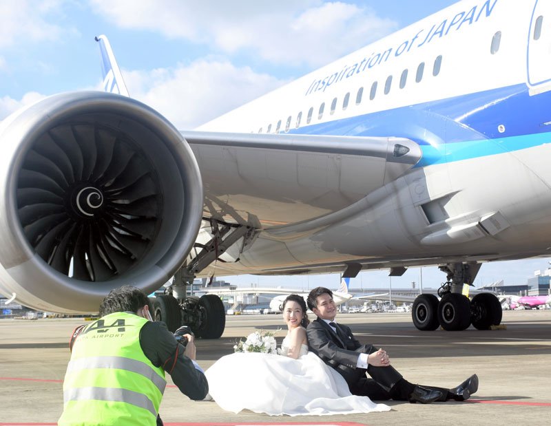 成田空港でフォトウエディング　旅客機の前で幸せポーズ　コロナ減便受け新サービス