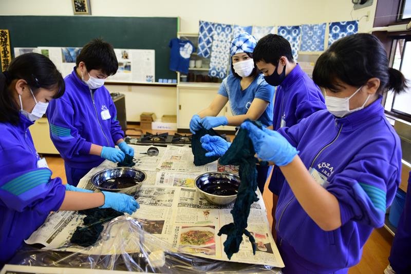 沢田さんに教わりながら藍染めに挑戦する生徒たち＝神崎町立神崎中