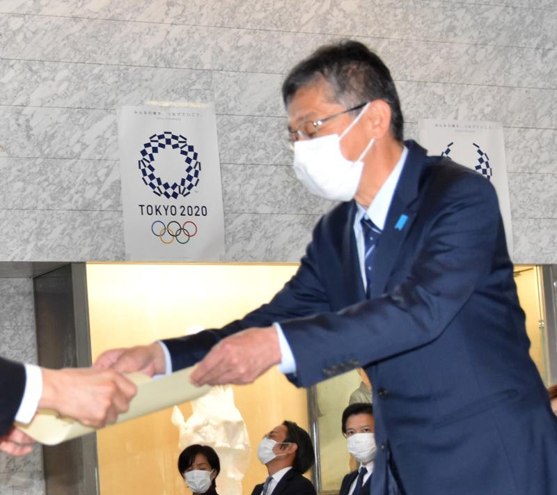 当選証書を受け取る松本氏＝２日、千葉県庁