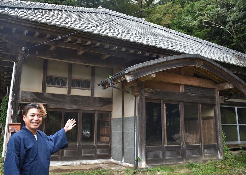 改修中の古民家を紹介する若菜社長。海外向けの発信拠点として整備する＝千葉市緑区
