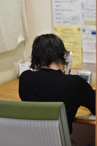 電話相談に応じる相談員＝２日午後、千葉市内
