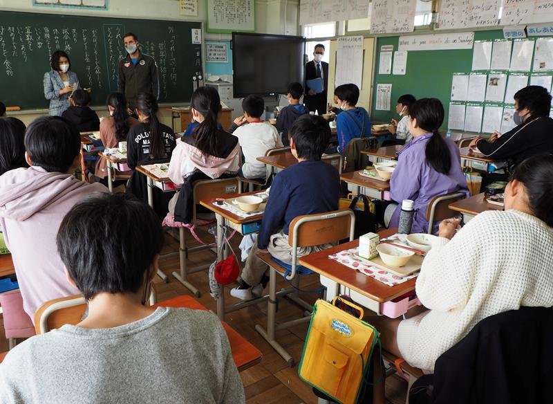 有機栽培された新米の給食を楽しむ児童＝木更津市

