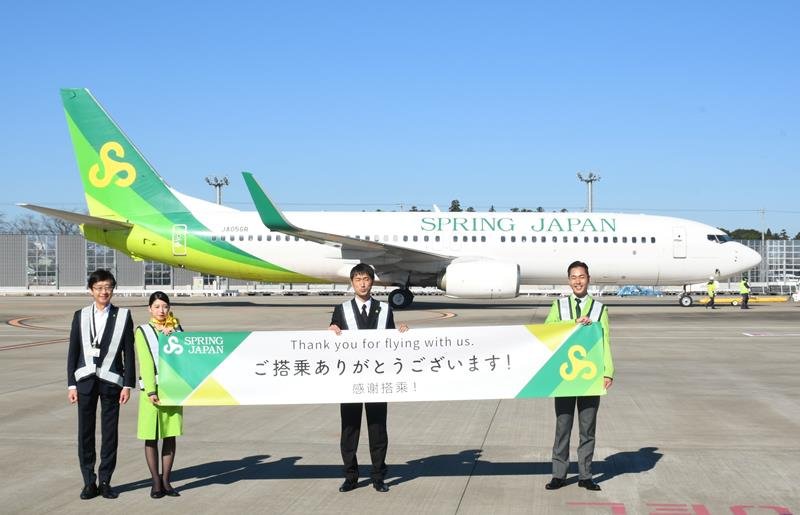 スプリング・ジャパンに社名変更し、新たなロゴをつけて初めて出発する旅客機「ボーイング７３７ー８００型」＝１１月６日、成田空港
