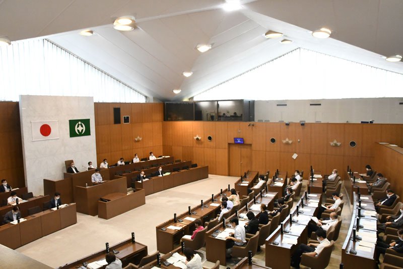 千葉市議会本会議場＝２０２０年６月、千葉市中央区