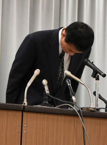 記者会見で謝罪する所町長＝１０日午後１時半ごろ、多古町
