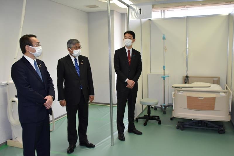 臨時医療施設を視察する熊谷知事（右）と、千葉銀の佐久間会長（中央）と米本頭取＝１０日、千葉市稲毛区（代表撮影）
