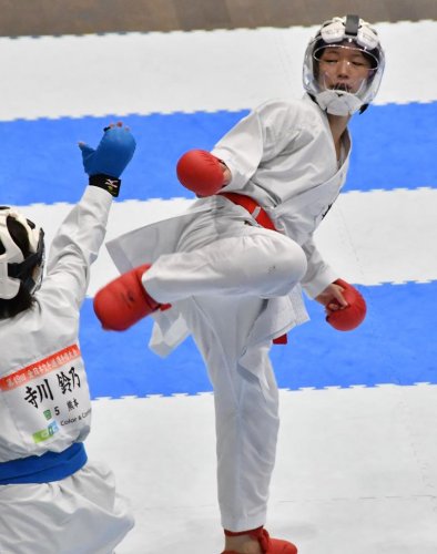 女子団体組手３回戦　蹴りで攻める千葉・嶋田＝東京武道館
