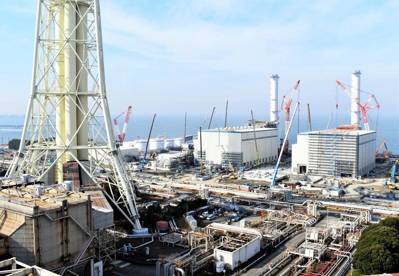 今冬の電力ひっ迫に備え、来年１月に５号機を再稼働する姉崎火力発電所。省エネ構造の新ユニット（右奥）を建設中＝１６日、市原市