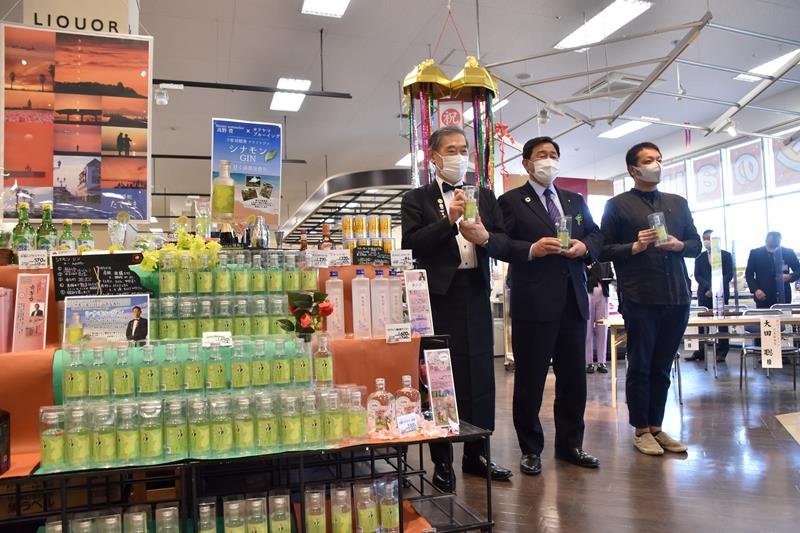 ヤブニッケイを使った「シナモンジン」をＰＲする（右から）大田さん、金丸謙一館山市長、高野さん＝館山市のイオン館山店
