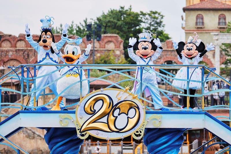 ２０周年の記念イベント「タイム・トゥ・シャイン！」の水上ショー。９月４日から１年間、毎日ゲストを楽しませている（ｃ）Ｄｉｓｎｅｙ
