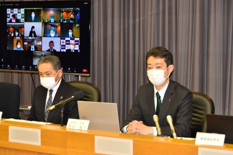 千葉県内にまん延防止等重点措置が適用されると決定したことを受け、県対策本部会議で対応を協議する熊谷知事（右）＝１９日、県庁
