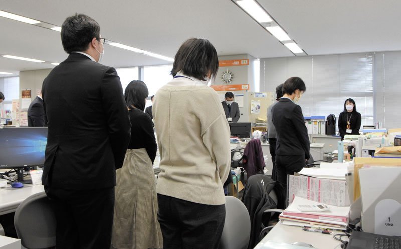 栗原心愛さんの命日に合わせ、黙とうする県児童家庭課の職員たち＝２４日午前、千葉県庁
