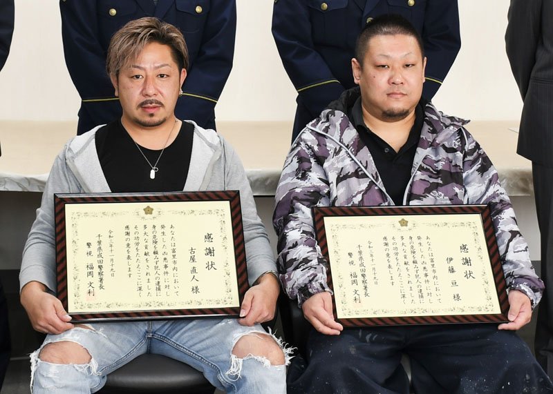 ハンマーで殴られる女性を助けた（左から）古屋さんと伊藤さん＝成田署