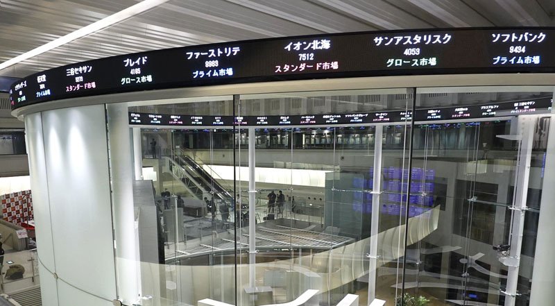 東京証券取引所が電光掲示板にデモンストレーションで表示した市場再編後の上場銘柄＝１１日午後、東京・日本橋兜町（共同）