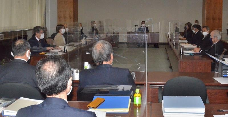 １１日に開かれた東金市議会の特別委員会＝同市
