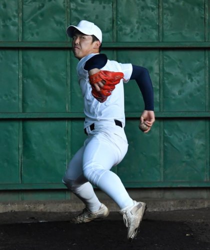 ブルペンで投げ込む木更津総合の越井＝木更津市