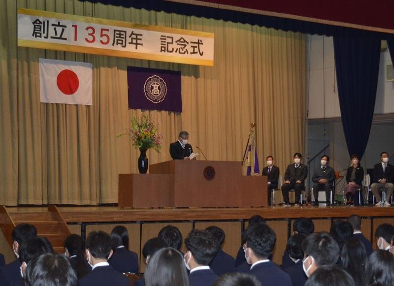 千葉学芸高校の創立１３５周年記念式典であいさつする高橋校長＝３１日、東金市の同校

