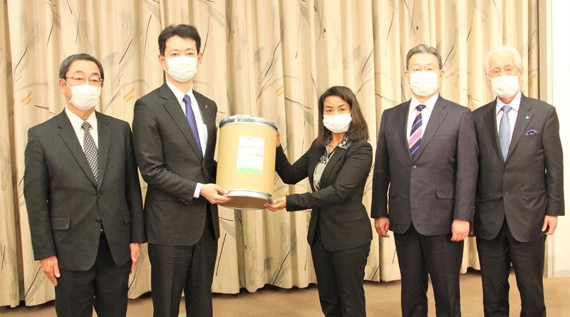 熊谷俊人知事（左から２人目）からヨウ素の容器を受け取るランジャザフィ・ツィラブ・マエリゾ臨時代理大使（中央）＝３１日、千葉県庁
