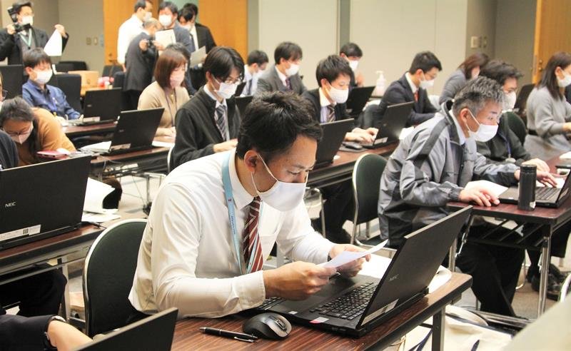 「ハーシス」に陽性者の情報を入力する県職員ら＝１日午後６時ごろ、千葉県庁
