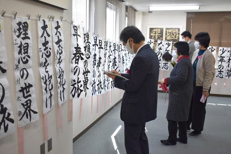 児童生徒の力作を確認する審査員＝５日、千葉市中央区
