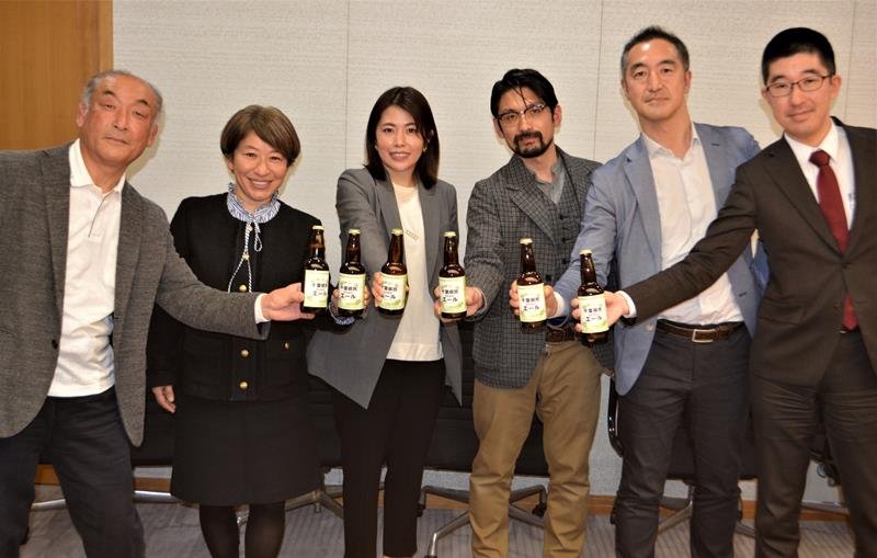 完成したご当地野菜使用のクラフトビールを披露する製造関係メンバー。左端が小松菜農家の平野さん、左から２人目がパクチー農家の立川さん＝船橋市役所
