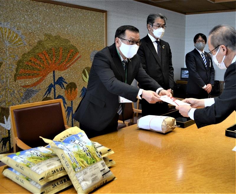 １人親家庭の支援で、黒酢米を寄贈したＪＡちば東葛の青木代表理事組合長（左）ら＝船橋市役所
