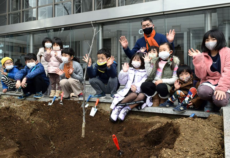 平和への思い育って　被爆二世の苗木植樹　千葉市美術館