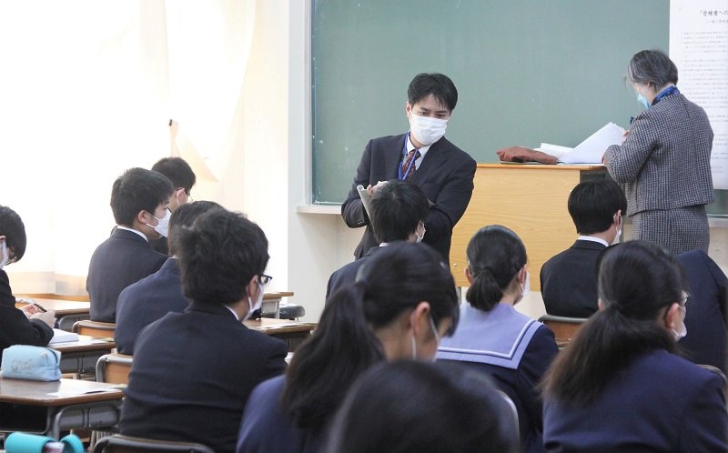 受験に臨む生徒たち＝２４日午前９時半ごろ、千葉市中央区の県立千葉高校