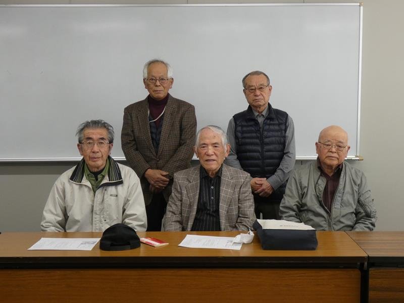 終戦７５周年記念誌を発行した清水会長（前列右）と編集委員＝茂原市役所
