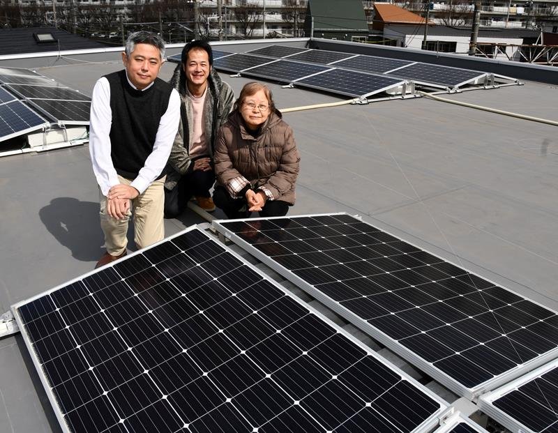 市民発電所に取り組む銀座環境会議の平野さん（左）＝松戸市