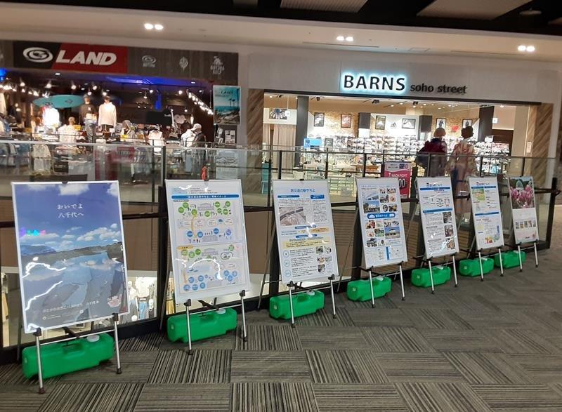 劇場近くに展示されている防災を啓発するパネル＝千葉市美浜区
