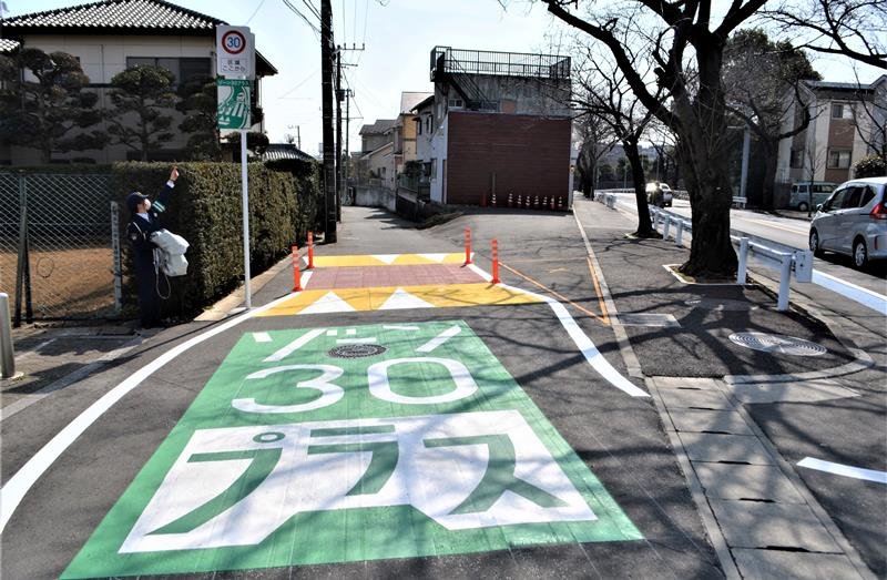 「ゾーン３０プラス」に指定され、時速３０キロの速度規制と、道幅を狭めるポールや段差に見える舗装が施された市道の入り口＝１０日午前、船橋市古作３
