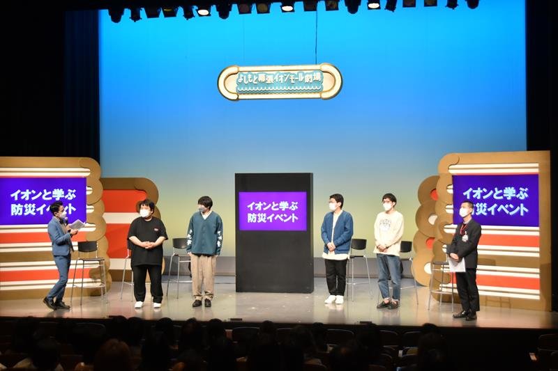 芸人コンビらが防災を啓発したイベント＝１１日、千葉市美浜区
