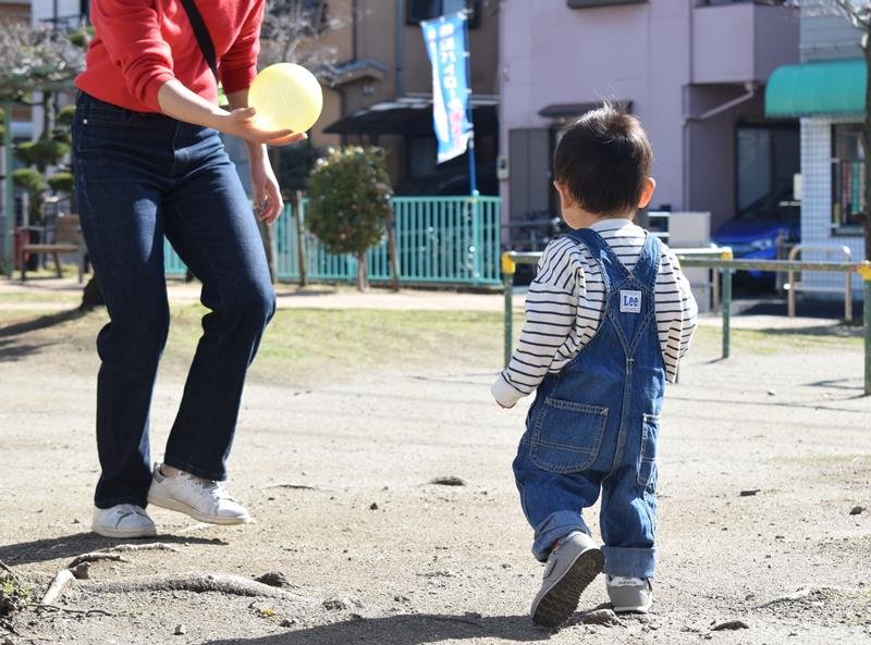 市川市内の公園で子どもと遊ぶ市民＝同市
