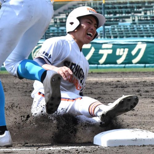 １３回裏木更津総合無死一、二塁、菊地の左飛で三塁へ進む二走山田＝２１日、甲子園