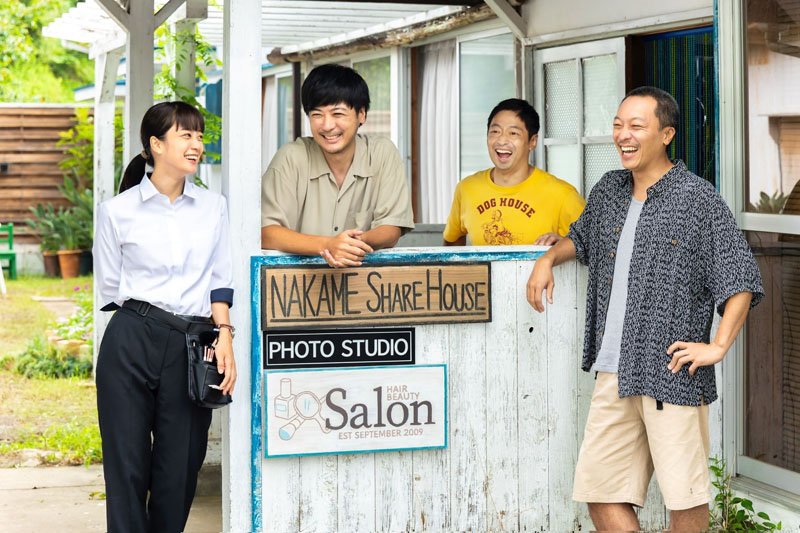 邦画「今はちょっと、ついてないだけ」より。主演の玉山鉄二（左から２人目）。（Ｃ）２０２２映画『今はちょっと、ついてないだけ』製作委員会