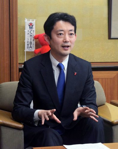 インタビューに答える熊谷知事＝３月２５日、県庁