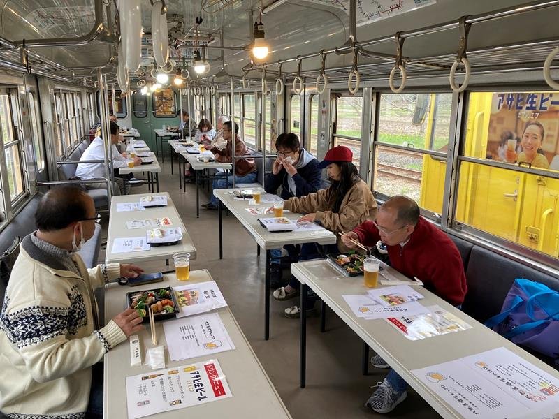 静態保存しているレトロ車両にテーブルなどを用意して開かれた「キハ３０居酒屋」＝いすみ市
