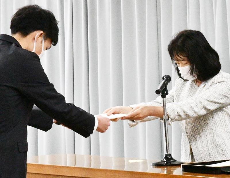 職員に辞令を交付する平山町長（右）＝１日、多古町
