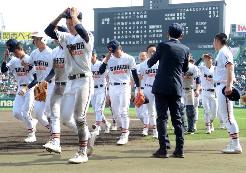第９４回選抜高校野球大会２回戦で敗れ悔しがる木更津総合ナイン＝３月２５日、甲子園
