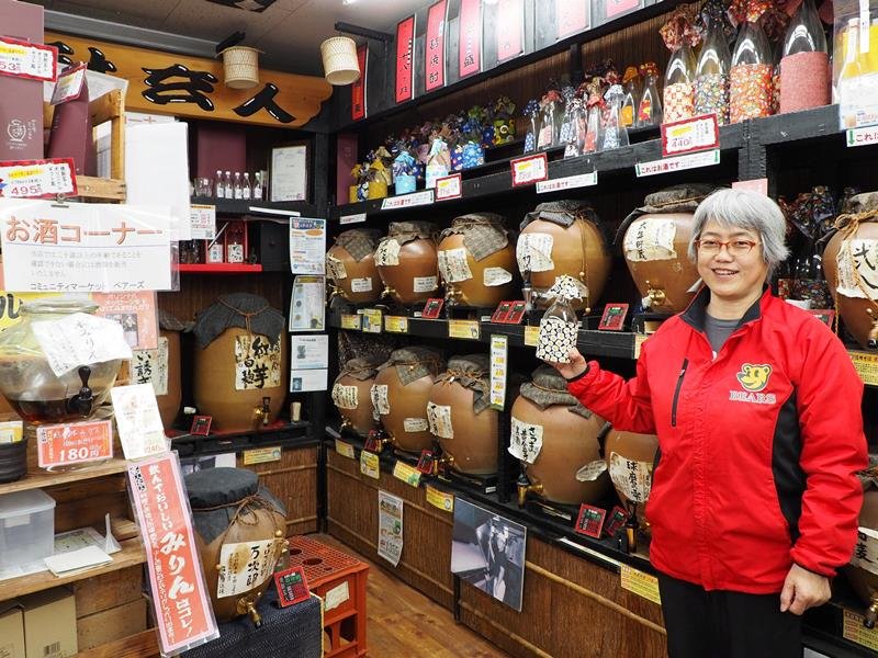 健康志向の量り売り食品を各種そろえ、「お酒のある楽しい暮らしを」と提案する林社長＝木更津市
